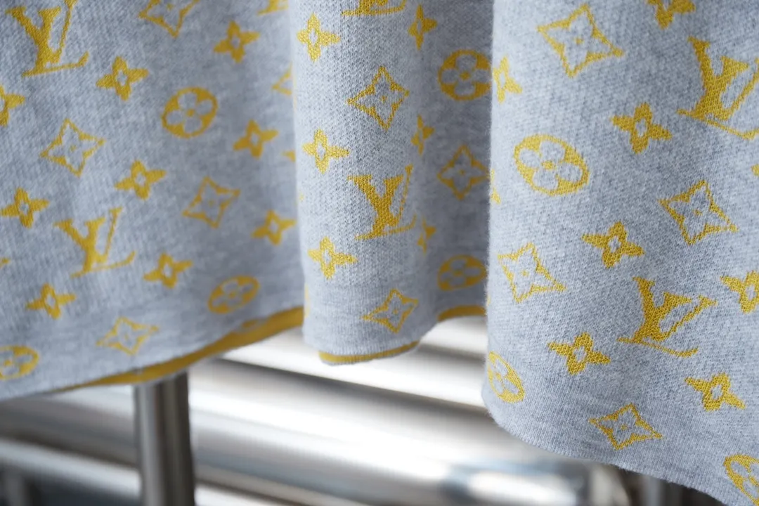 🅿️200 1V / MONOGRAM Short-sleeved crew neck shirt This crew neck shirt is made of soft cotton, which can inject colorful vitality into the summer look. The full-width Monogram Glow jacquard and the elegant background collide with color contrast, making the Monogram pattern reflect the subtle sheen of mulberry silk.  14S yarn not only maintains the delicate feel of the fabric, but also ensures sufficient strength and durability. The blended material combines the comfort and breathability of cotton with the softness, luster and premium feel of mulberry silk. Cotton fiber provides good moisture-wicking properties, while mulberry silk provides a smoother feel.  The addition of jacquard patterns makes this piece of clothing more visually appealing and becomes a highlight that enhances the overall look.  The technical characteristics of the sesame base jacquard cylindrical woolen short-sleeves are mainly reflected in its selected materials, unique weaving technology, rich design elements and excellent wearing experience. These features make this short-sleeved garment not only fashionable, but also very practical and comfortable. S M L XL